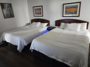 Een bed of bedden in een kamer bij Cache Creek Inn