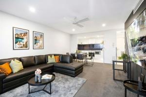 un salon avec un canapé et une table dans l'établissement Circle on Cavill - 2 Bedroom Converted Apartments - Wow Stay - No Parking Included, à Gold Coast