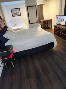 Een bed of bedden in een kamer bij Cache Creek Inn