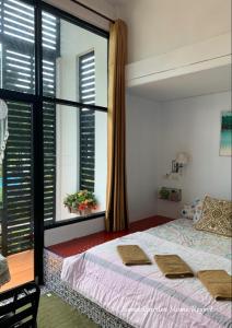 une chambre avec un lit et une grande fenêtre dans l'établissement Sweet Garden Home Resort, à Ban Nan Ya 116 autres photos