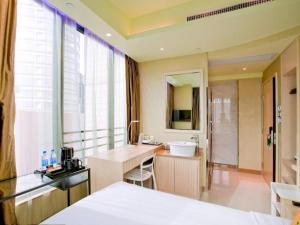 香港にあるHarbour Bay Hotelの洗面台付きのバスルームが備わるホテルルームです。