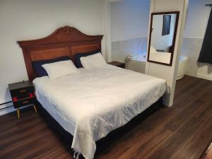 Een bed of bedden in een kamer bij Cache Creek Inn