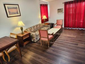 Een zitgedeelte bij Cache Creek Inn