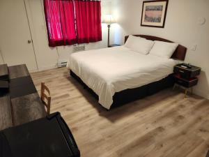 Een bed of bedden in een kamer bij Cache Creek Inn