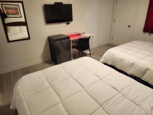 Een bed of bedden in een kamer bij Cache Creek Inn