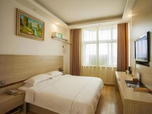 TV a/nebo společenská místnost v ubytování GreenTree Alliance Yichun Fengcheng Jianyi Avenue Hotel