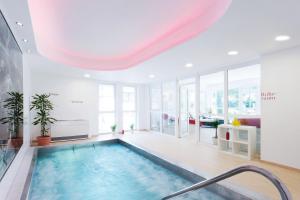 Bazén v ubytování Hotel Payerbacherhof nebo v jeho okolí