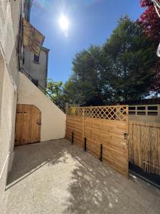 a gate to a house with a wooden fence at Évasion cosy, proche de Paris in Argenteuil