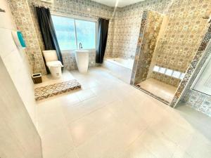 Un baño con ducha, inodoro y lavabo. en Oasis Hiso Hotel, en Ban Nong Pla Duk 82 fotos más