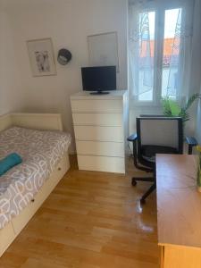 Una cama o camas en una habitación de Flora