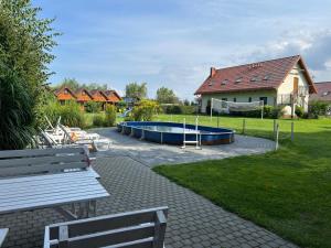 a park with a bench and a swimming pool at Morskie Opowieści in Mikoszewo