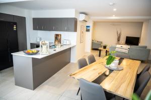 Nhà bếp/bếp nhỏ tại Beachside Escape - Beaches, Dining & Coastal Vibes