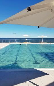 Hồ bơi trong/gần Beachside Escape - Beaches, Dining & Coastal Vibes