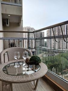 Balkón nebo terasa v ubytování The Forest Stays-Luxury City Loft With Balcony Bliss