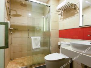 łazienka z toaletą i umywalką w obiekcie IU Hotel Tianjin Youyi Road Meijiang Exhibition Meiniu Metro Station w mieście Tiencin +103 zdjęcia