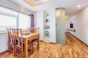 ein Esszimmer mit einem Holztisch und Stühlen in der Unterkunft Shanshui Trend Hotel Beijing International Airport Branch in Peking