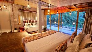 A bed or beds in a room at Resort Apple Flower by Rohtang Family Hotels- Balcony & Mountain View, Near Mall Road, Personal Parking