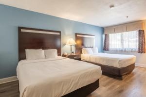 Кровать или кровати в номере Quality Inn near Mammoth Mountain Ski Resort