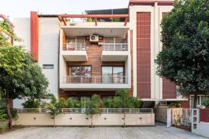 グルガオンにあるTIM Sector 51, ARTEMIS HOSPITAL 1 min walk, FORTIS & MEDANTA 4 mins driveのバルコニーと中庭付きのアパートメントビル