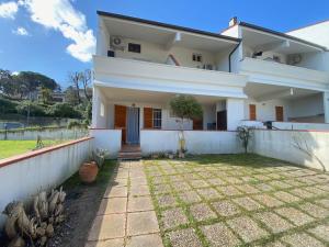 a white house with a courtyard in front of it at Marcelli trilocale 200 mt mare giardino posto auto in Marcelli