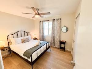 Postel nebo postele na pokoji v ubytování Hermosa Hideaway