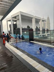 Bazén v ubytování BBA Suites Platinum KLCC nebo v jeho okolí