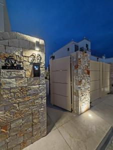 サン・ピエトロ・イン・ベヴァーニャにあるResidence Mafeleの門付き建物の隣の石垣