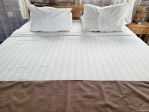 Postel nebo postele na pokoji v ubytování Ananda JJ Ubud Resort & Spa