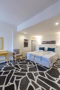 Кровать или кровати в номере Byzantio Beach Suites & Wellness