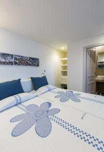 Кровать или кровати в номере Byzantio Beach Suites & Wellness