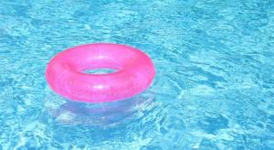 KudusにあるHotel Kings Kudusのプールの中のピンクのフリスビー
