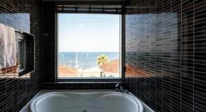 wanna w łazience z oknem w obiekcie Swansea Resort w mieście Czedżu +243 zdjęcia
