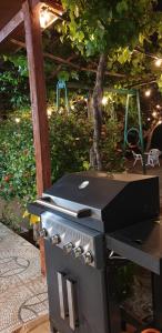 einen Grill auf einem Tisch in der Unterkunft Mi niña Lola in Fuengirola