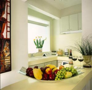 - un plateau de fruits sur un comptoir dans la cuisine dans l'établissement Casa Corp Boutique Suites in Condesa, à Mexico