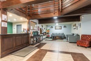a lobby with a waiting room with couches and a bar at Quality Inn near Mammoth Mountain Ski Resort in Mammoth Lakes
