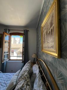 Postel nebo postele na pokoji v ubytování RÉNOVÉ, vue SUR Palais des Papes, terrasse et WIFI TROISIEME ETAGE