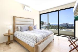 Postel nebo postele na pokoji v ubytování Oceanview Oasis Modern Condo w Pool & Gym In Cabo + 28 fotografií