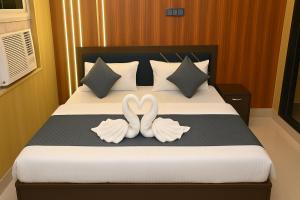 Postel nebo postele na pokoji v ubytování Hotel Narayan Niwas Ayodhya - Near Ram Mandir + 13 fotografií