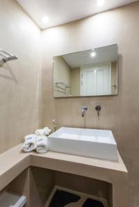 Ванная комната в Byzantio Beach Suites & Wellness