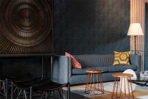 un soggiorno con divano blu e sgabelli di Hyatt Centric San Isidro Lima a Lima