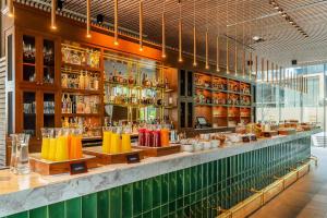 un bar con molti bicchieri in mostra di Hyatt Centric San Isidro Lima a Lima
