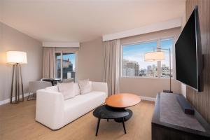 Uma TV ou centro de entretenimento em Hyatt Centric San Isidro Lima