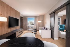 Uma TV ou centro de entretenimento em Hyatt Centric San Isidro Lima