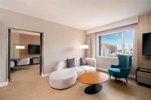 Uma TV ou centro de entretenimento em Hyatt Centric San Isidro Lima