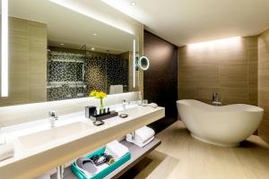 Um banheiro em Hyatt Centric San Isidro Lima