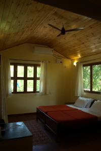 Uma cama ou camas num quarto em Tamarind Tree Masinagudi