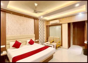 Postel nebo postele na pokoji v ubytování HOTEL KUVER # PALACE Near Sea Beach - Jagannath temple - Restaurant and Lift Facilities - Fully Air Conditioning Hotel - A Top Rated Hotel