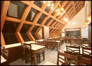 Restaurace v ubytování HOTEL KUVER # PALACE Near Sea Beach - Jagannath temple - Restaurant and Lift Facilities - Fully Air Conditioning Hotel - A Top Rated Hotel