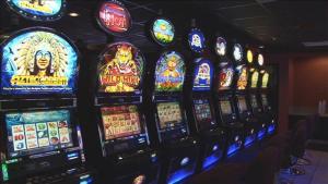 um monte de slot machines num casino em Hotel at Batavia Downs em Batavia
