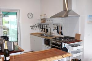 Kuchyň nebo kuchyňský kout v ubytování Spot the Sea eagle